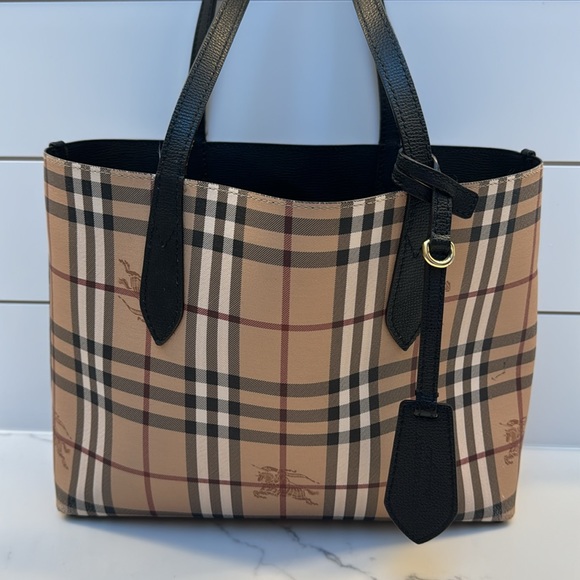 Burberry - reversible medium size tote. - Picture 3 of 4